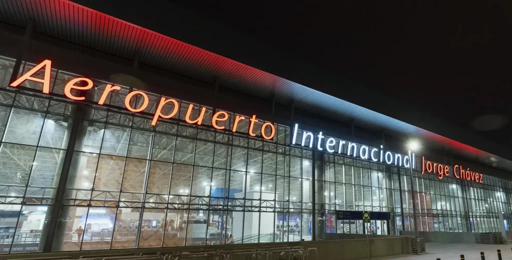 Vista nocturna del Aeropuerto Internacional Jorge Chávez en Lima, principal terminal aérea del Perú, punto de partida para traslados privados con Taxi Van Lima.
