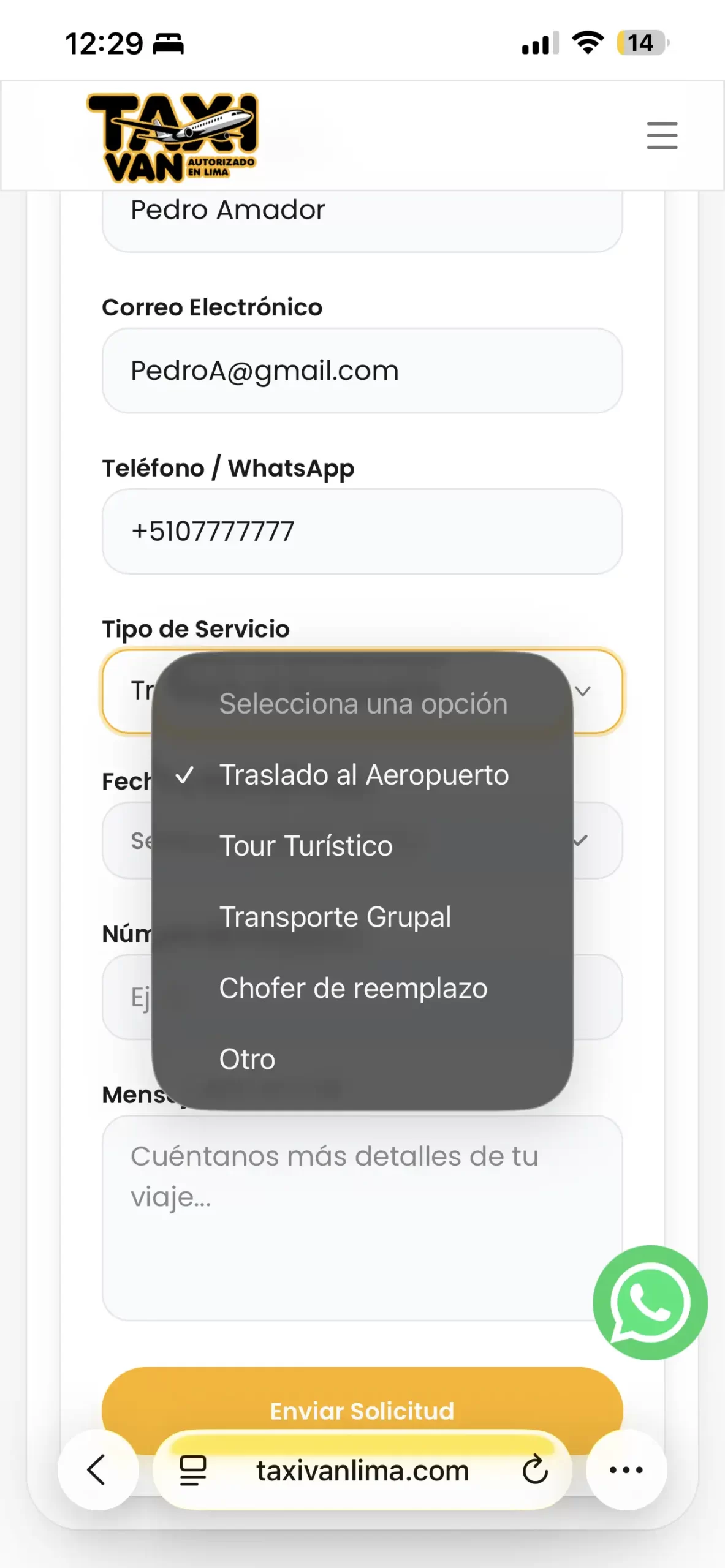Menú desplegable del formulario de Taxi Van Lima con opciones como traslado al aeropuerto, tour turístico, transporte grupal o chofer de reemplazo.