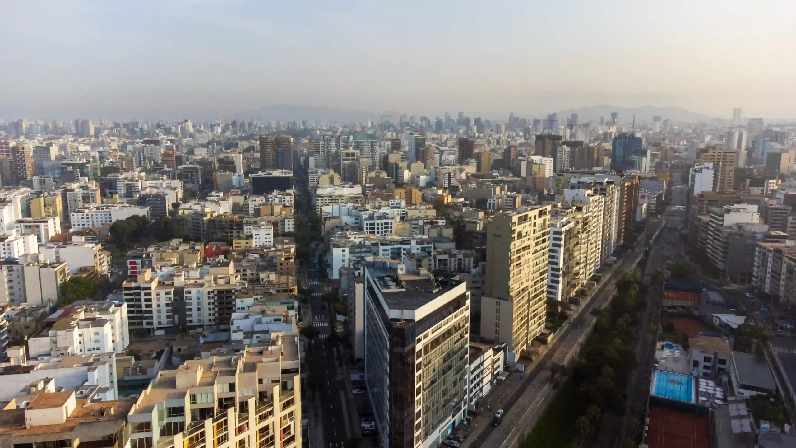 Vista del distrito de San Isidro en Lima, destino frecuente de traslados corporativos desde el Aeropuerto Jorge Chávez.