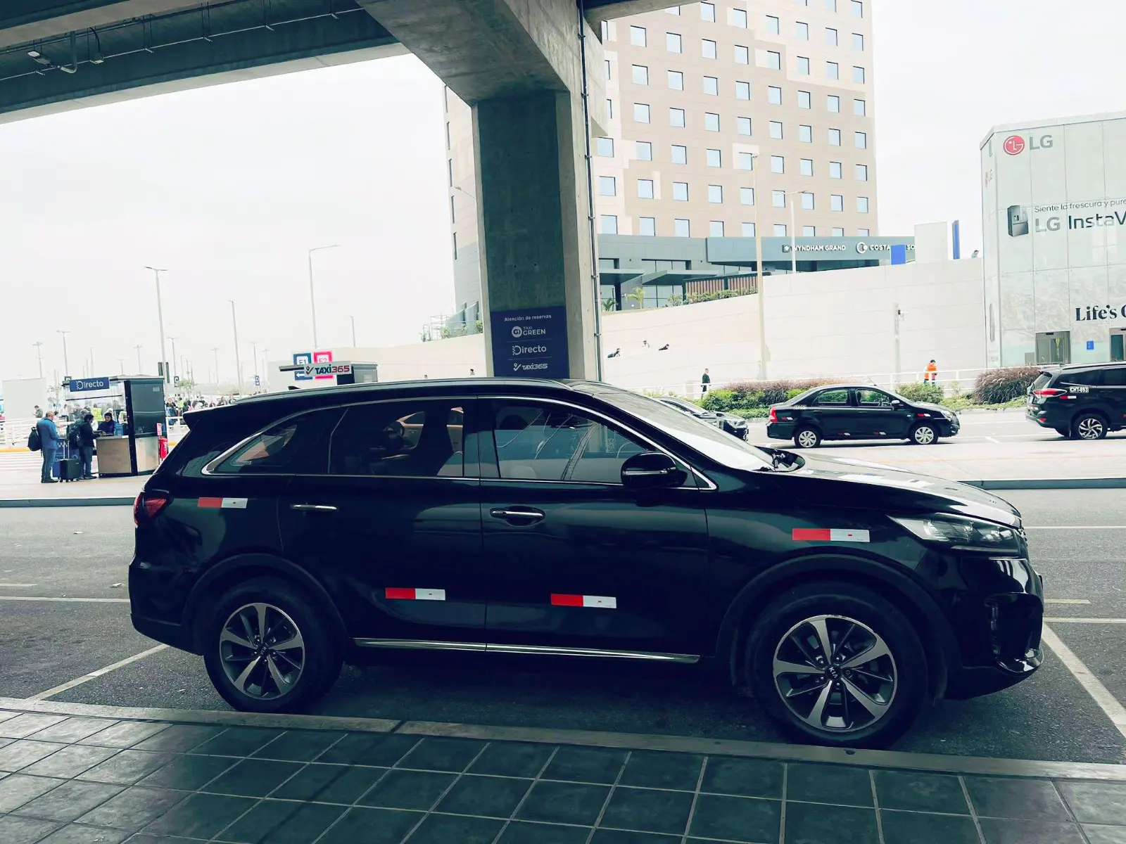 SUV de Taxi Van Lima con espacio para 4 pasajeros y equipaje, perfecto para viajes familiares o ejecutivos desde el Aeropuerto Jorge Chávez a Miraflores o San Isidro.