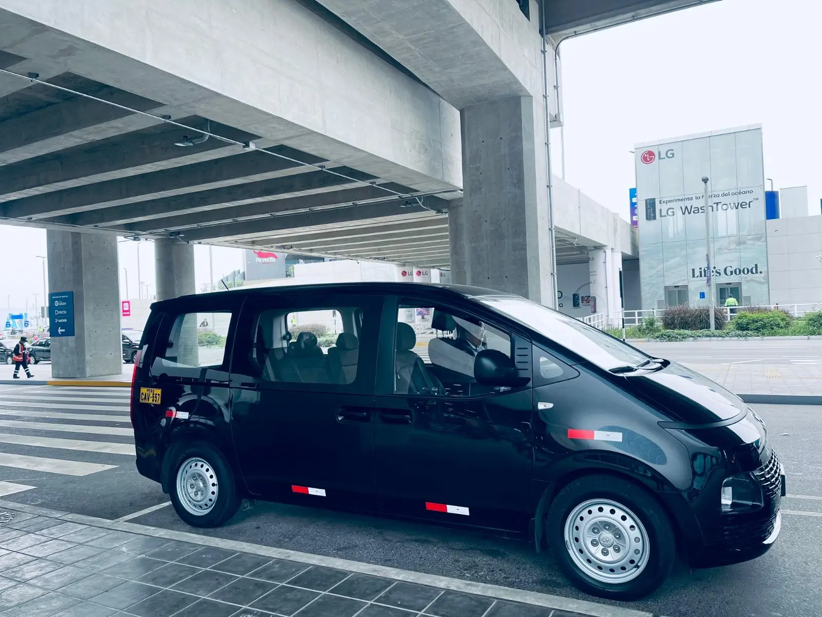 Van privada Taxi Van Lima para vuelos con retraso Van privada Taxi Van Lima lista para traslados con seguimiento de vuelo desde el Aeropuerto Jorge Chávez.